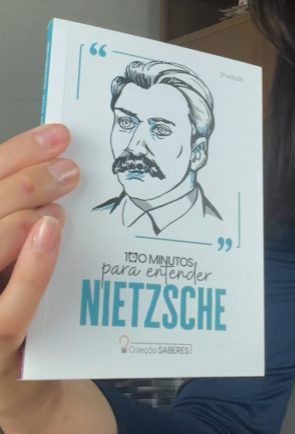 Cliente com o livro de Nietzsche