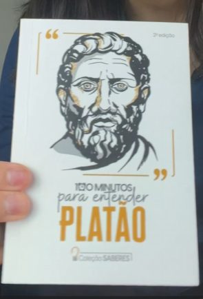 Cliente com o livro de Platão