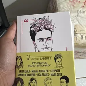 Cliente com o livro da Frida Kahlo