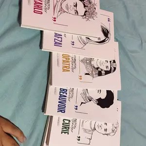 Cliente com o livro da Marie Curie